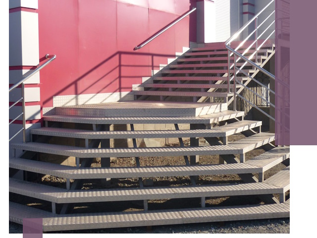 Лестницы для магазина в Александрове — изготовление и монтаж