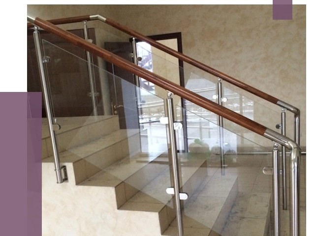 Комбинированные перила из металла и дерева в Александрове