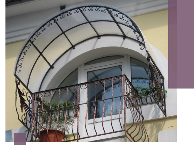 Козырьки над балконом в Александрове — изготовление и монтаж